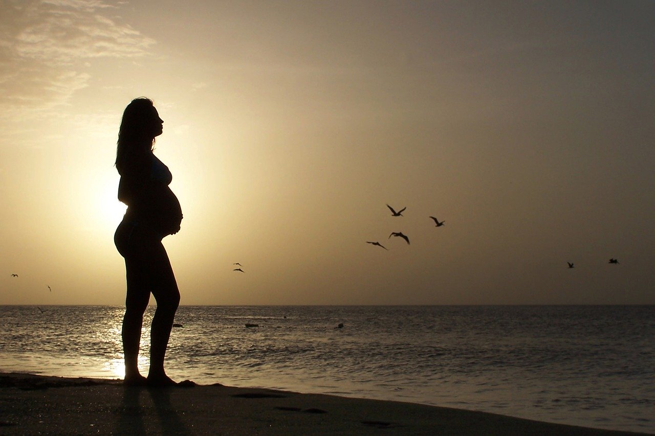 coucher de soleil femme enceinte deuxième trimestre de grossesse