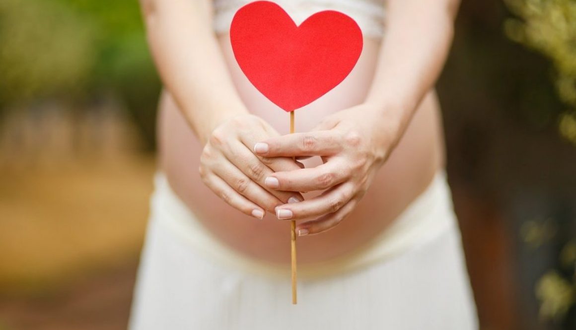 femme enceinte ventre coeur deuxième trimestre de grossesse