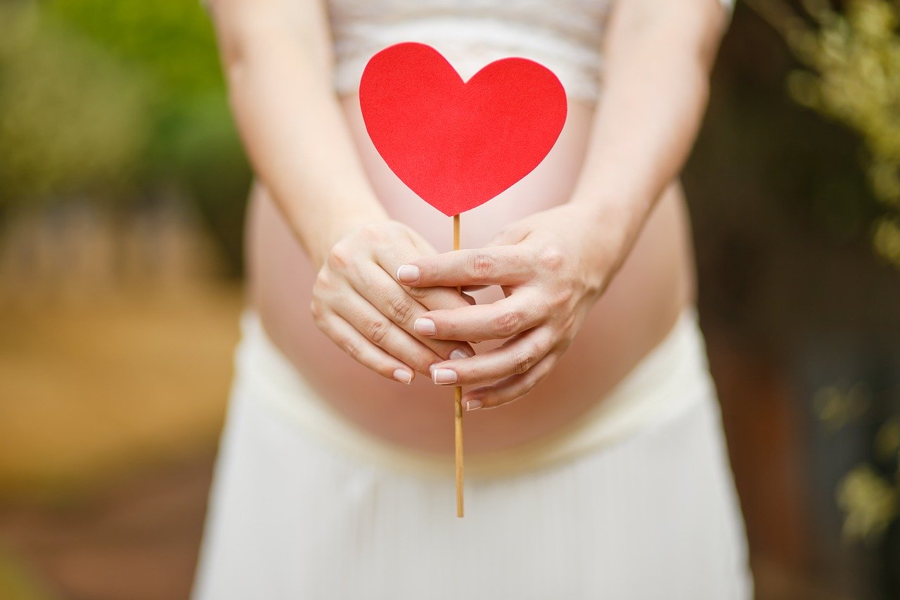 femme enceinte ventre coeur deuxième trimestre de grossesse